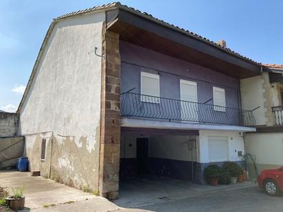 Vista exterior de Casa o xalet en venda en Torrelavega  amb Jardí privat i Traster