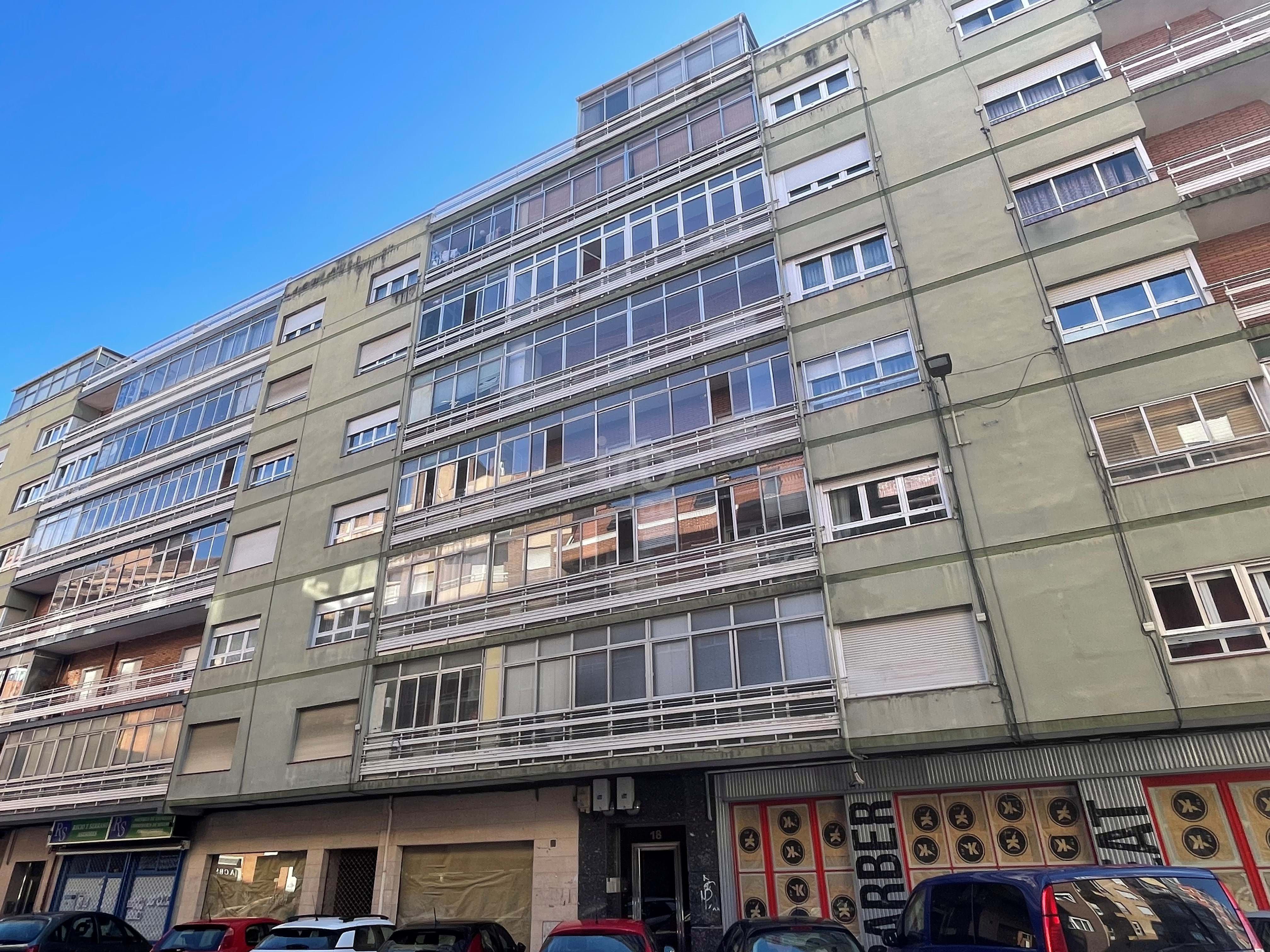Vista exterior de Pis en venda en León Capital  amb Calefacció