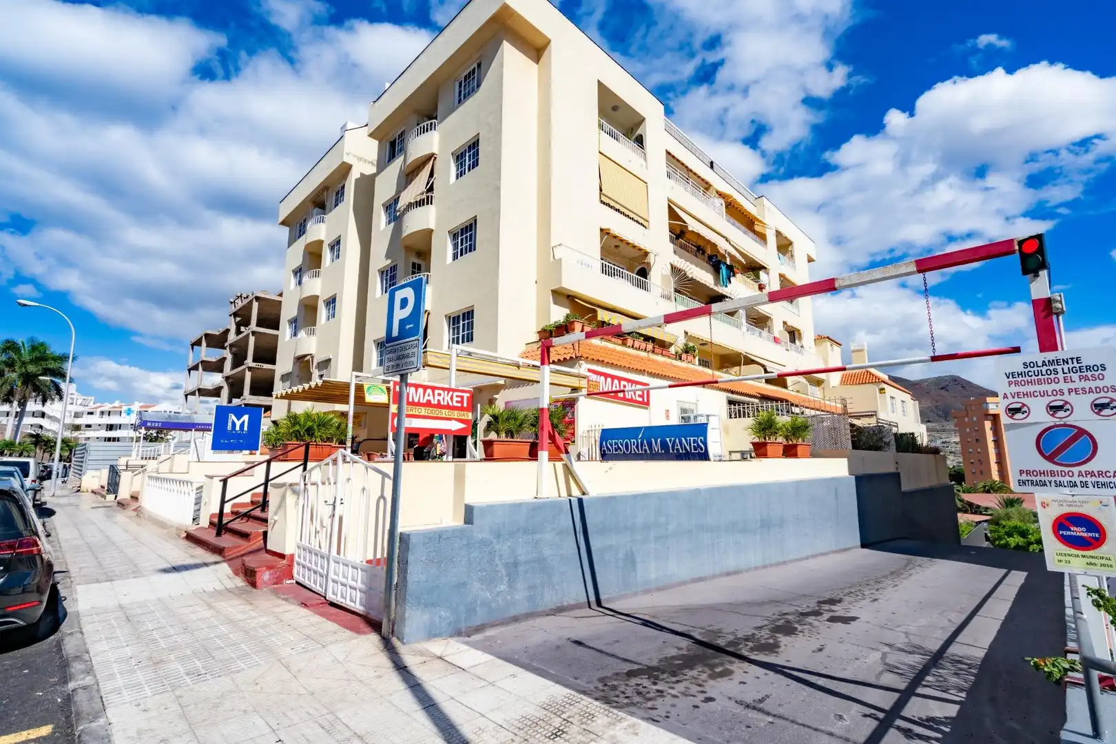 Vista exterior de Apartament en venda en Arona amb Terrassa i Moblat