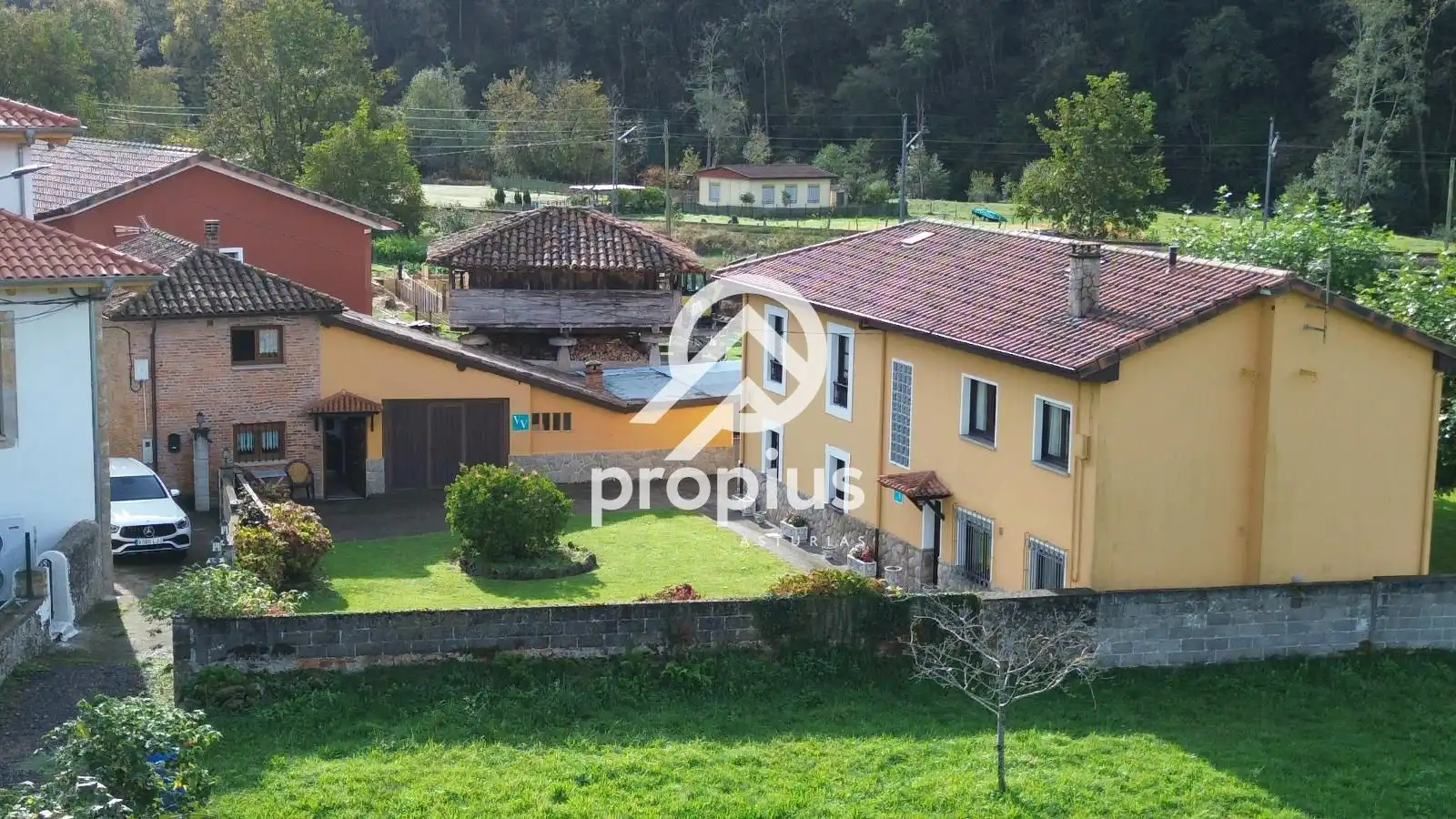 Vista exterior de Casa o chalet en venta en Parres con Calefacción, Jardín privado y Parquet