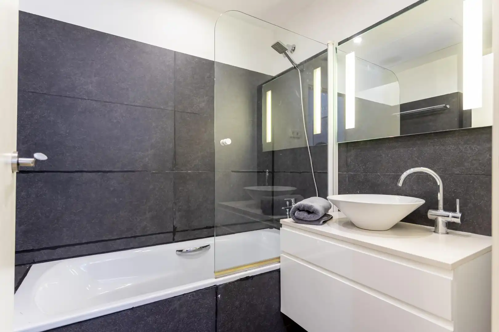 Baño de Piso en venta en Girona con Calefacción, Amueblado y Horno