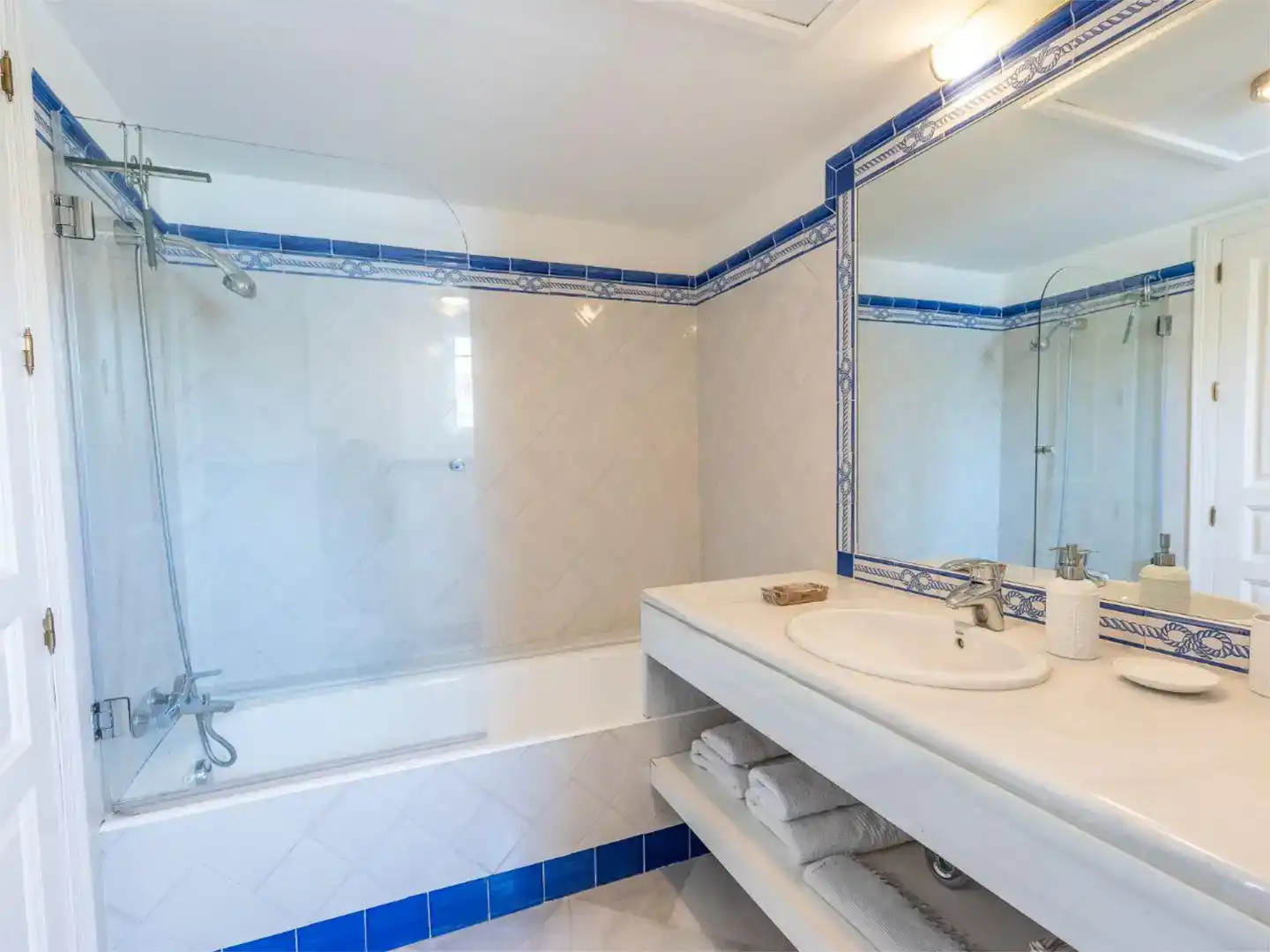 Badezimmer von Wohnung zur Miete in Estepona mit Klimaanlage, Schwimmbad und Balkon