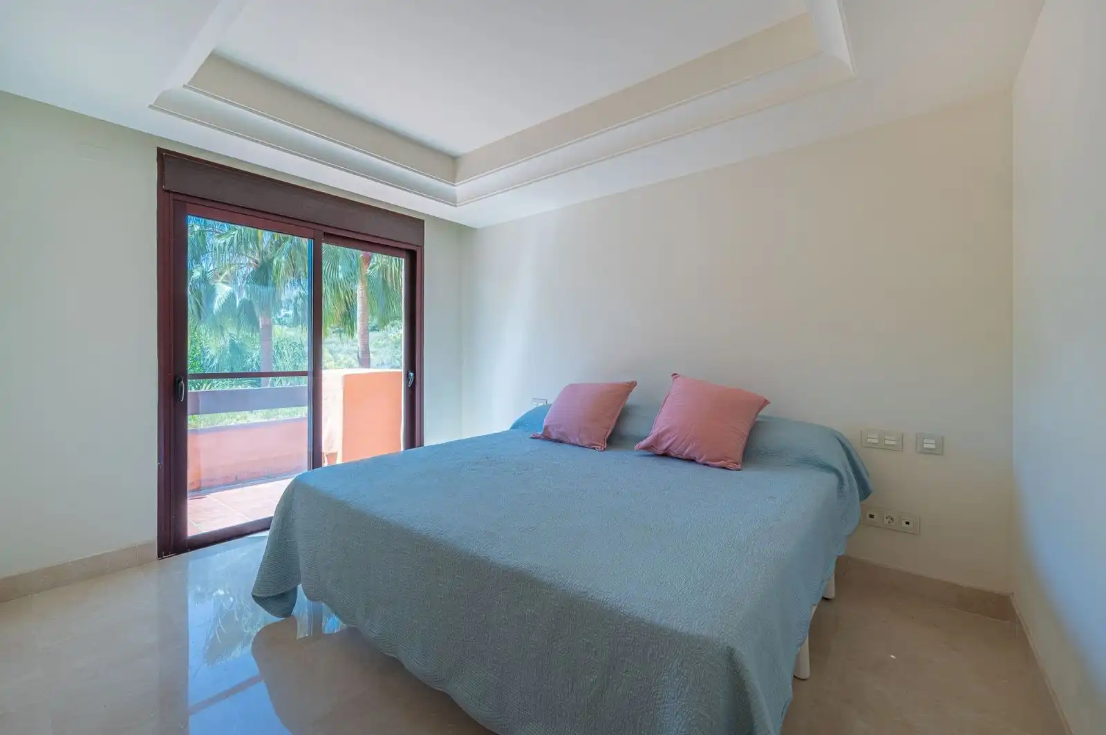 Habitación de Ático en venta en Marbella con Terraza, Trastero y Piscina comunitaria