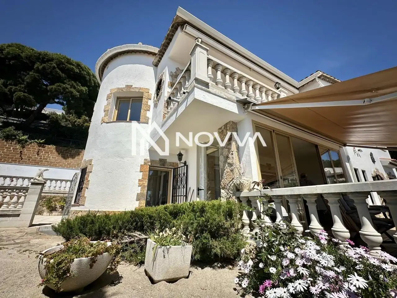 Vista exterior de Casa o xalet en venda en Lloret de Mar amb Jardí privat, Terrassa i Piscina