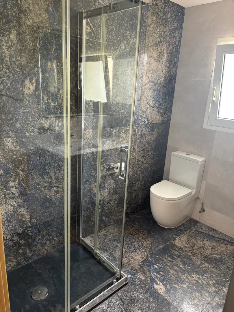 Bany de Apartament de lloguer en Castell d'Aro, Platja d'Aro i s'Agaró amb Moblat, Rentadora i Balcó