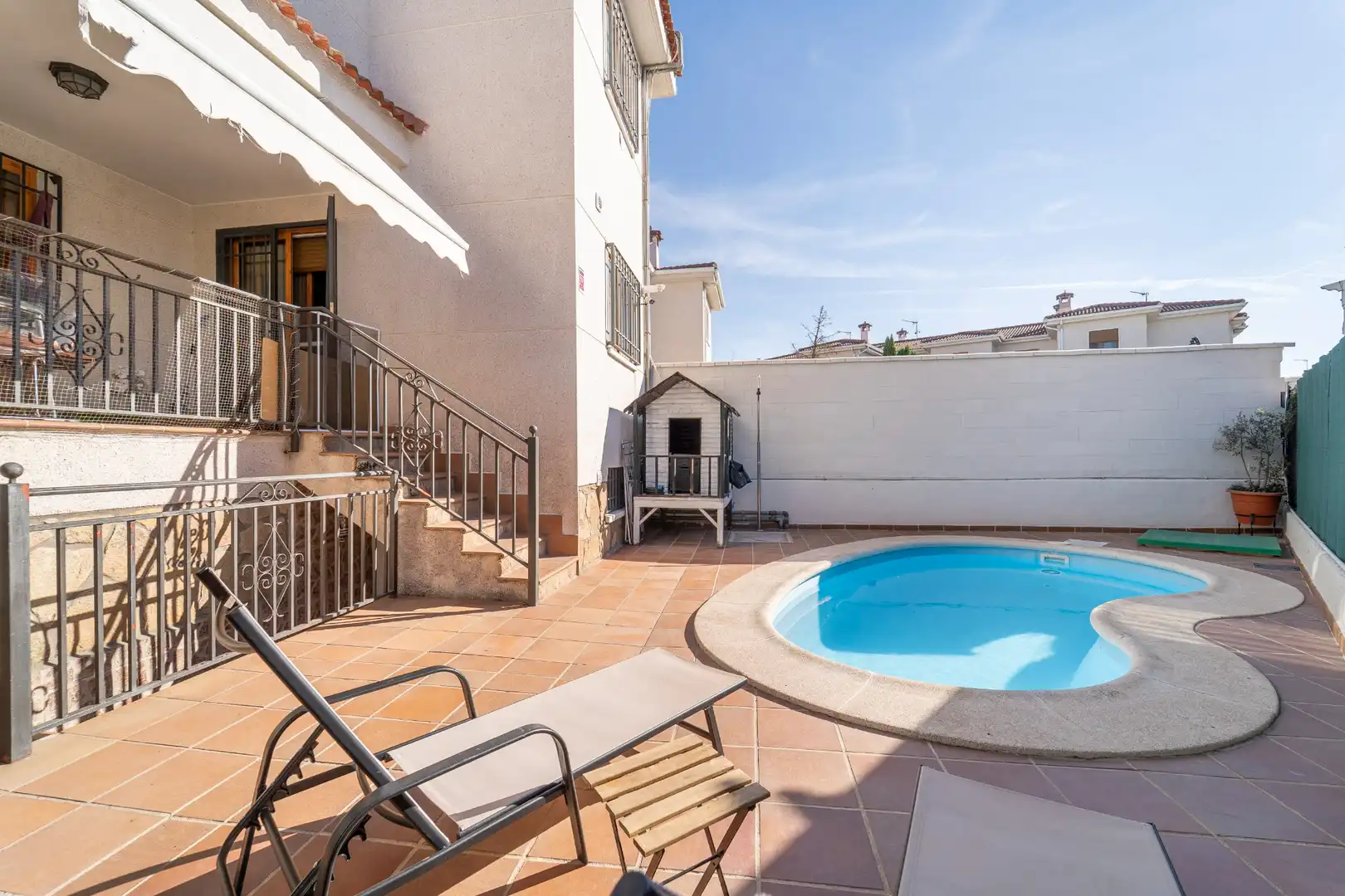 Casa aparellada amb piscina en venda a Calle del Enebro 26, imagen 2