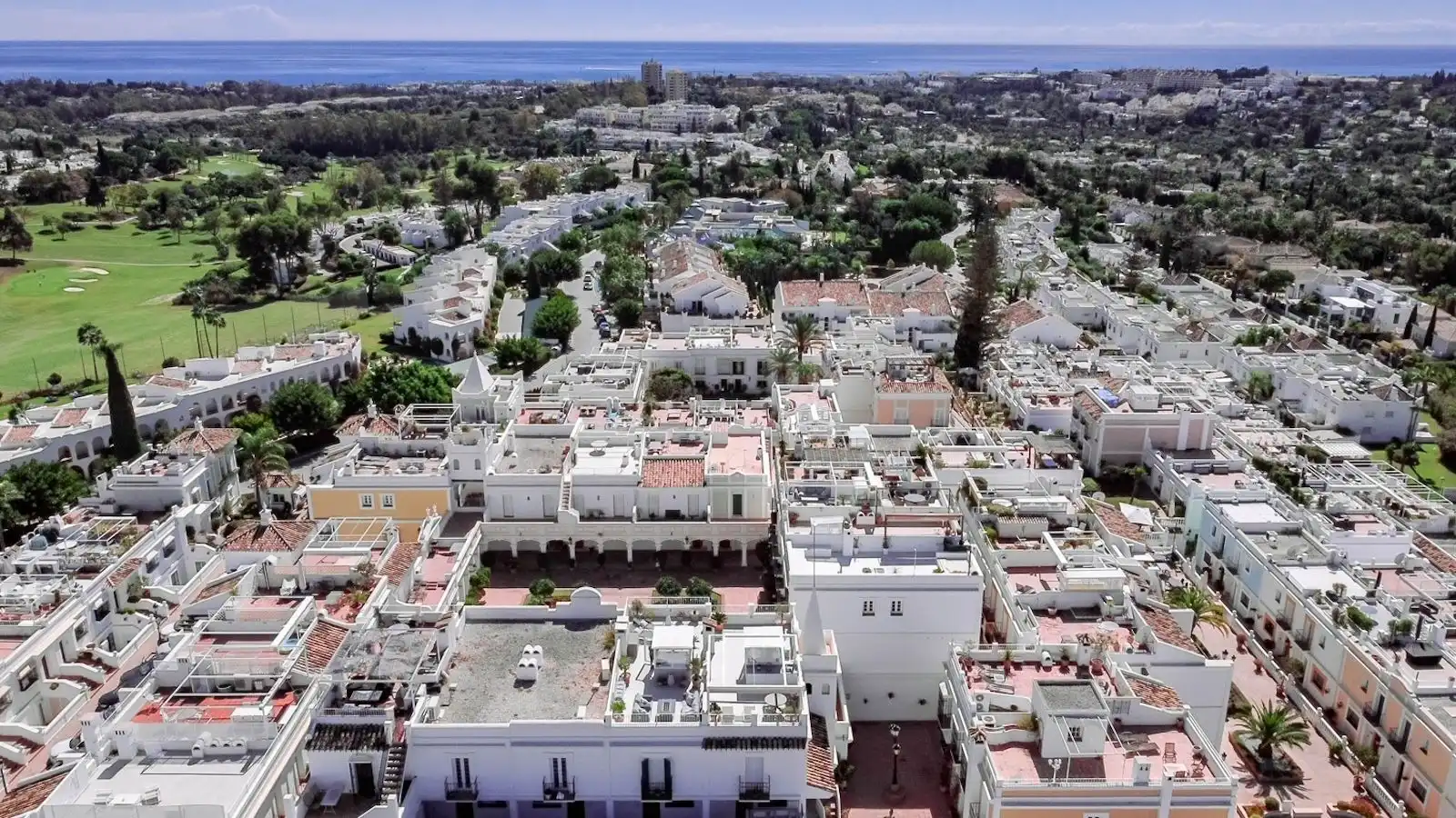 Vista exterior de Ático en venta en Marbella con Aire acondicionado, Amueblado y Piscina comunitaria