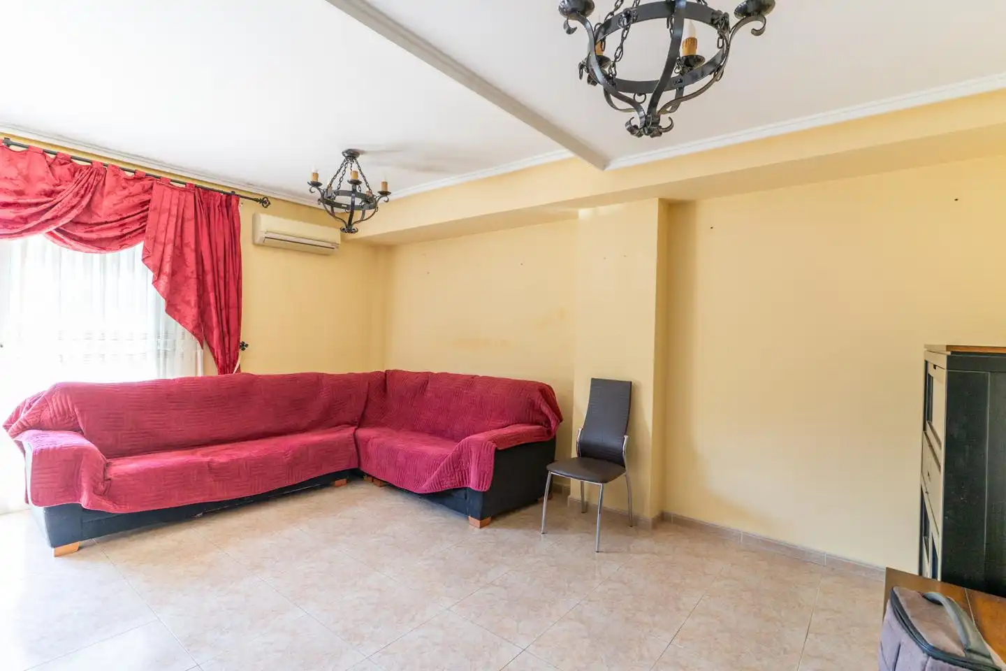 Wohnzimmer von Einfamilien-Reihenhaus zum Verkauf in Santa Pola mit Klimaanlage, Privatgarten und Terrasse