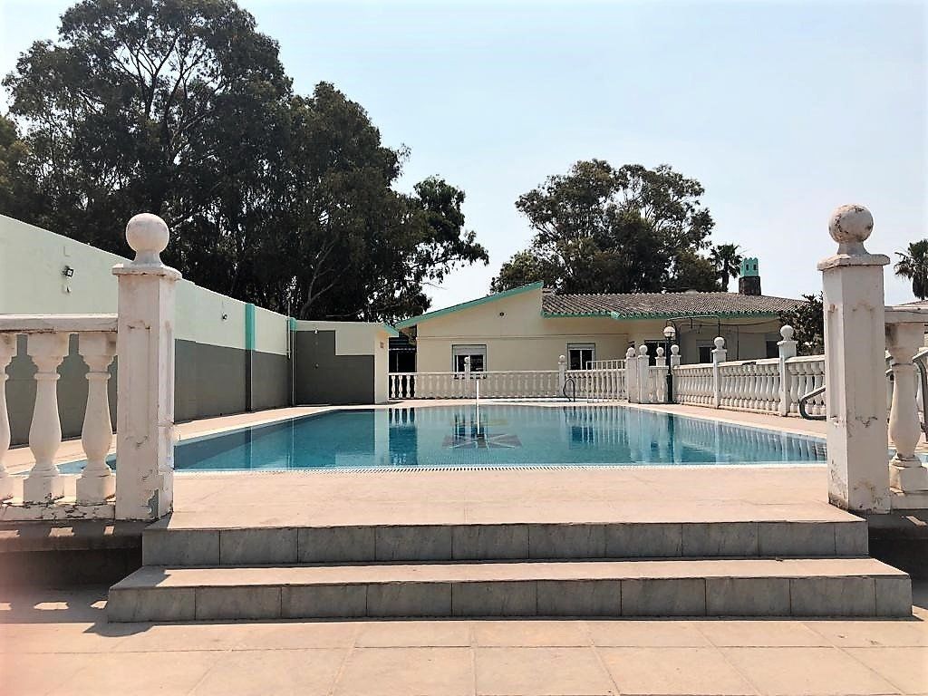 Piscina de Casa o chalet en venta en Los Barrios con Aire acondicionado, Calefacción y Jardín privado