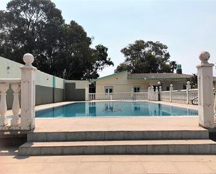 Piscina de Casa o xalet en venda en Los Barrios amb Aire condicionat, Calefacció i Jardí privat