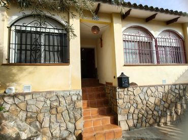 Casa aparellada amb piscina en venda a Orihuela ciudad