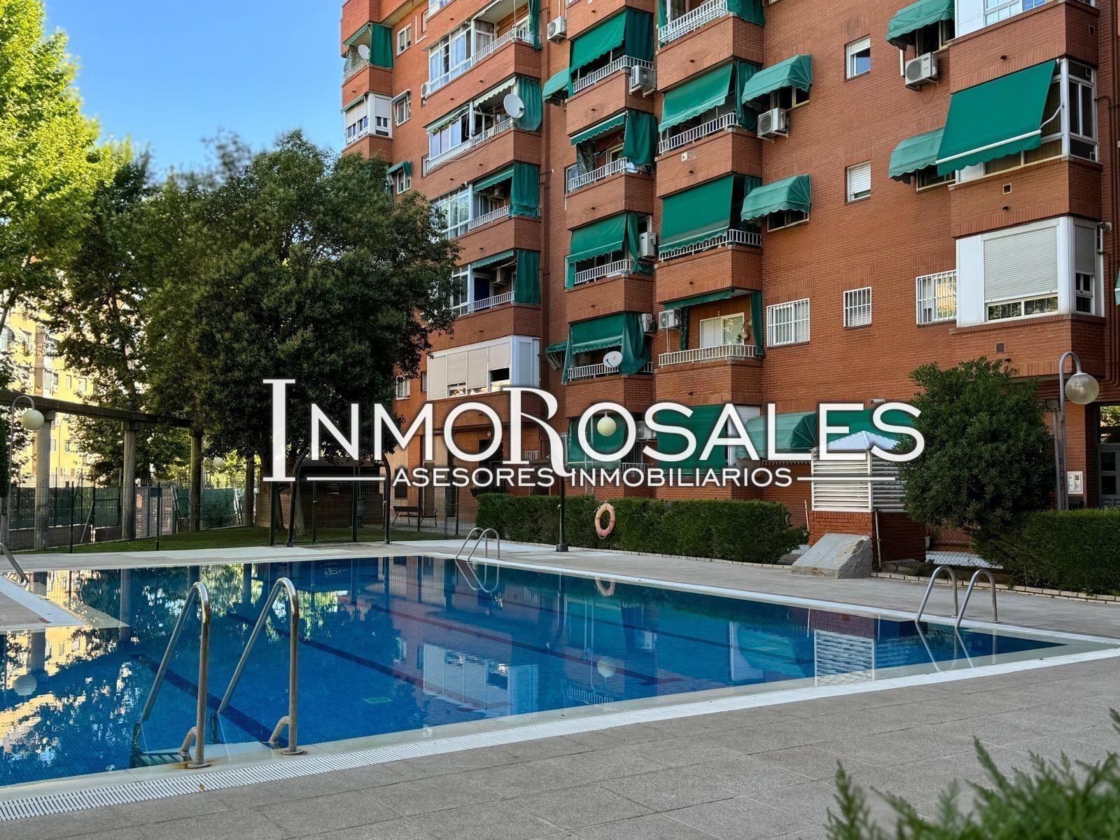 Vista exterior de Pis en venda en  Madrid Capital amb Calefacció, Jardí privat i Parquet