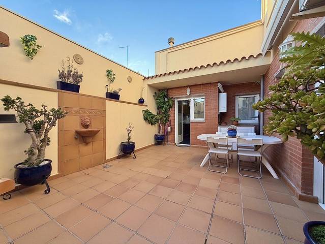Casa adosada en Venta en Centre
