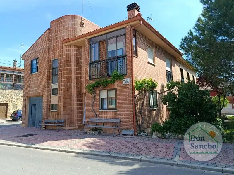 Vista exterior de Casa o xalet en venda en Fuensaldaña amb Calefacció i Balcó