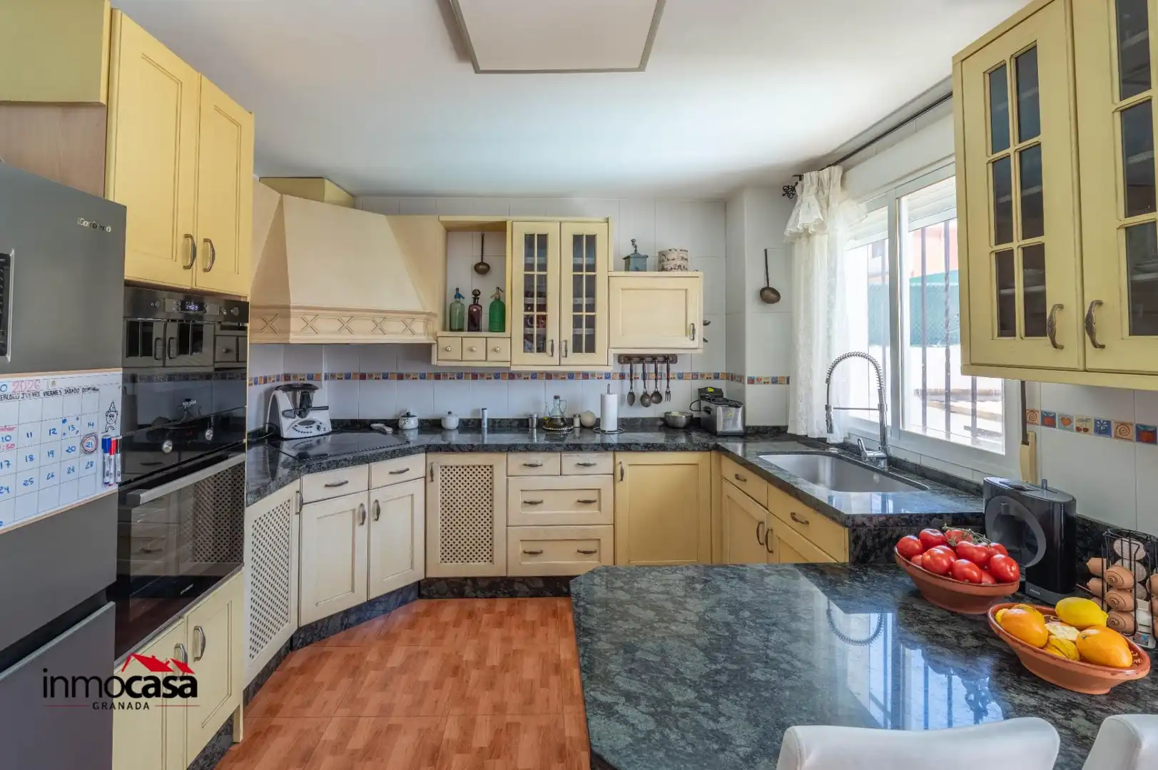 Cocina de Casa adosada en venta en Jun con Aire acondicionado, Jardín privado y Piscina