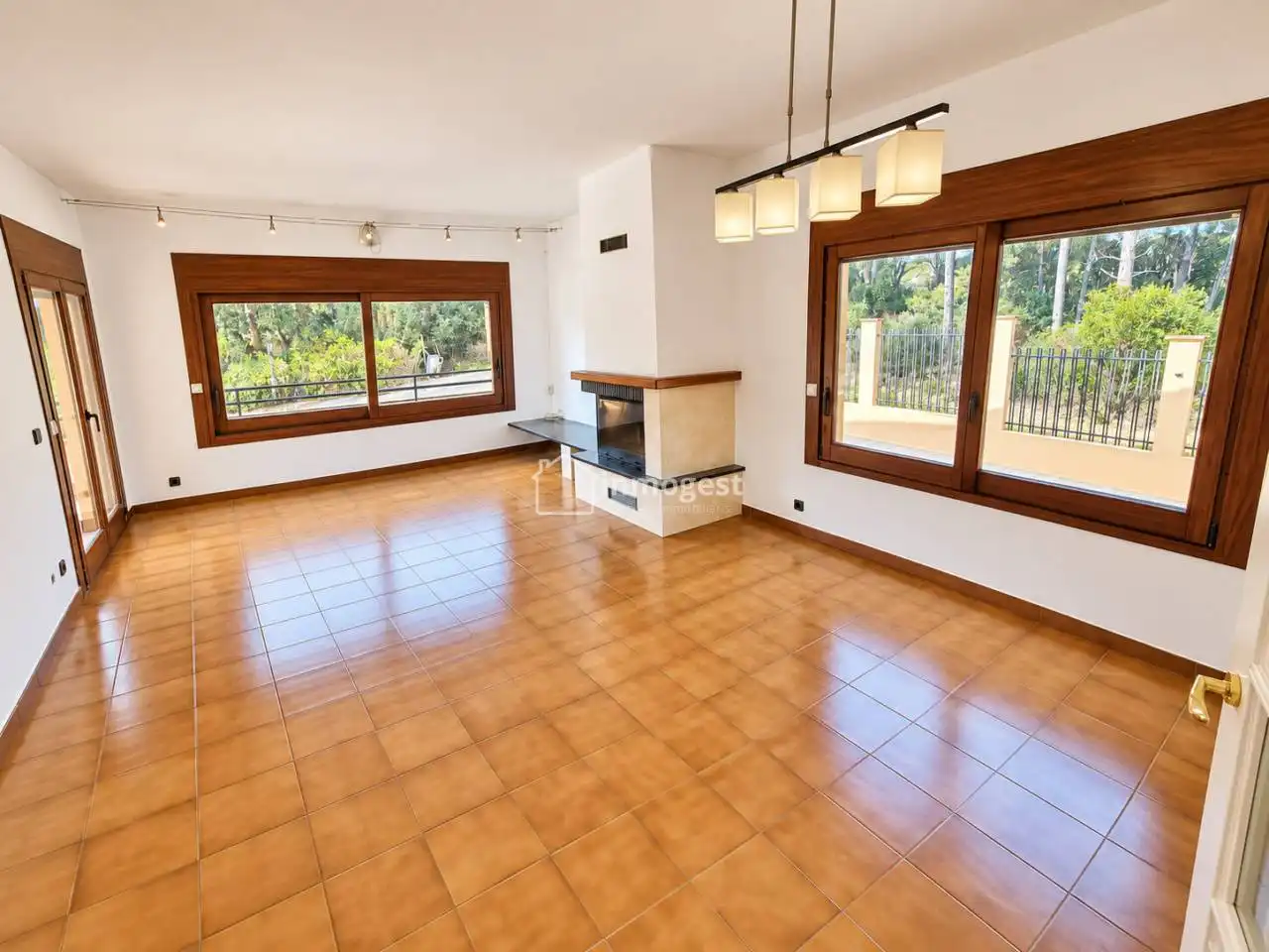 Sala d'estar de Casa o xalet en venda en Cassà de la Selva amb Calefacció, Jardí privat i Terrassa