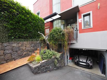 Vista exterior de Casa o xalet en venda en La Orotava amb Jardí privat, Terrassa i Alarma