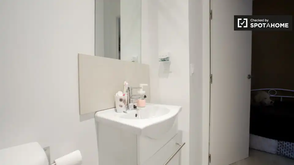 Bathroom of Flat for rent in Burjassot  with Air Conditioner, Heating and Furnished