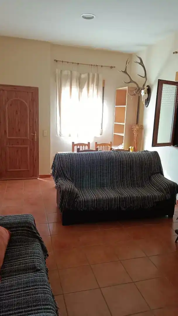 Sala d'estar de Casa adosada en venda en Fresneda de la Sierra amb Moblat