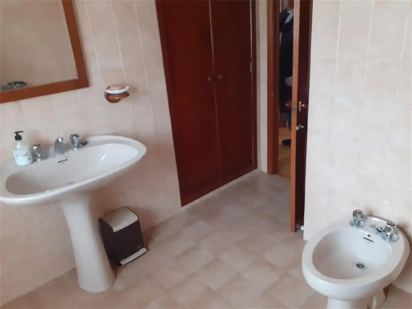 Bany de Casa o xalet en venda en Cesuras amb Jardí privat, Traster i Moblat