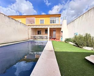 Piscina de Casa adosada en venda en Valdeganga amb Calefacció, Jardí privat i Terrassa