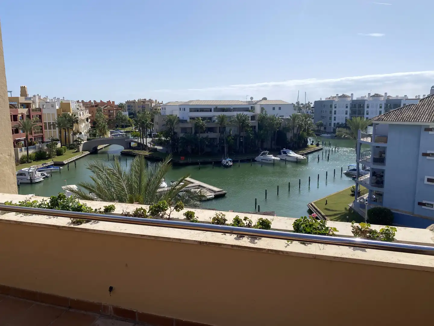 Außenansicht von Dachboden zum Verkauf in Sotogrande mit Klimaanlage, Terrasse und Schwimmbad