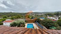 Vista exterior de Casa o xalet en venda en La Bisbal del Penedès amb Terrassa i Piscina