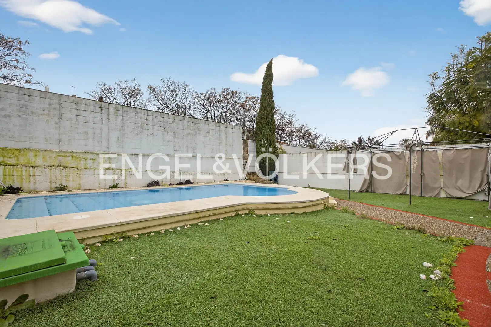 Swimming pool of Houses for sale in Tomares  with Air Conditioner, Heating and Private garden