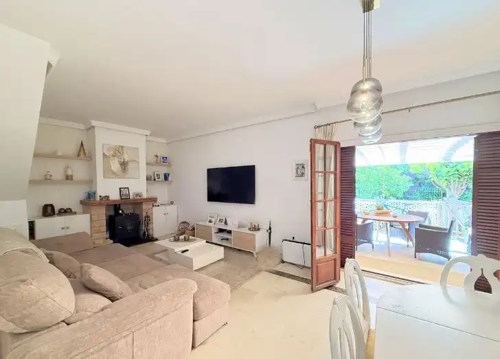 Sala de estar de Casa adosada en venta en Estepona con Aire acondicionado, Calefacción y Jardín privado