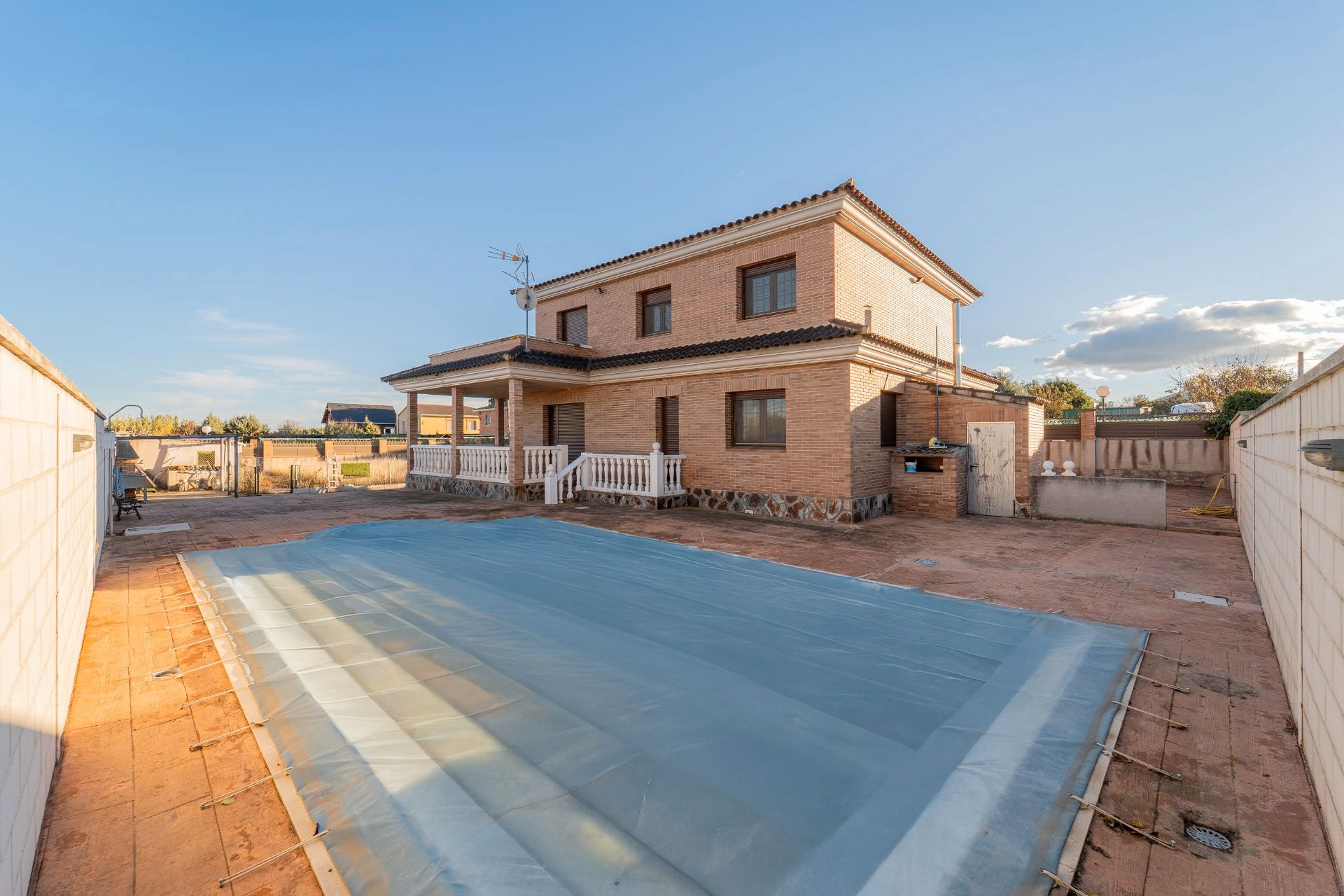 Vista exterior de Casa o xalet en venda en Casarrubios del Monte amb Aire condicionat, Calefacció i Jardí privat