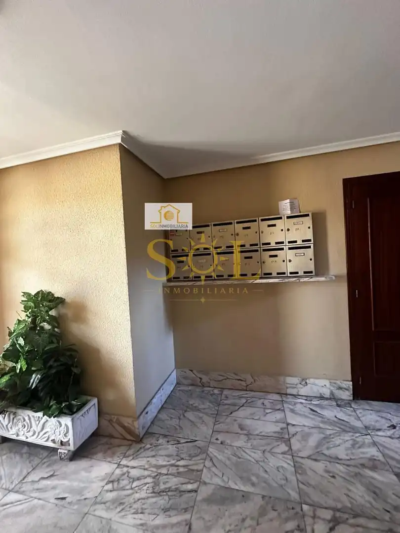 Apartament en venda en León Capital  amb Calefacció, Parquet i Moblat