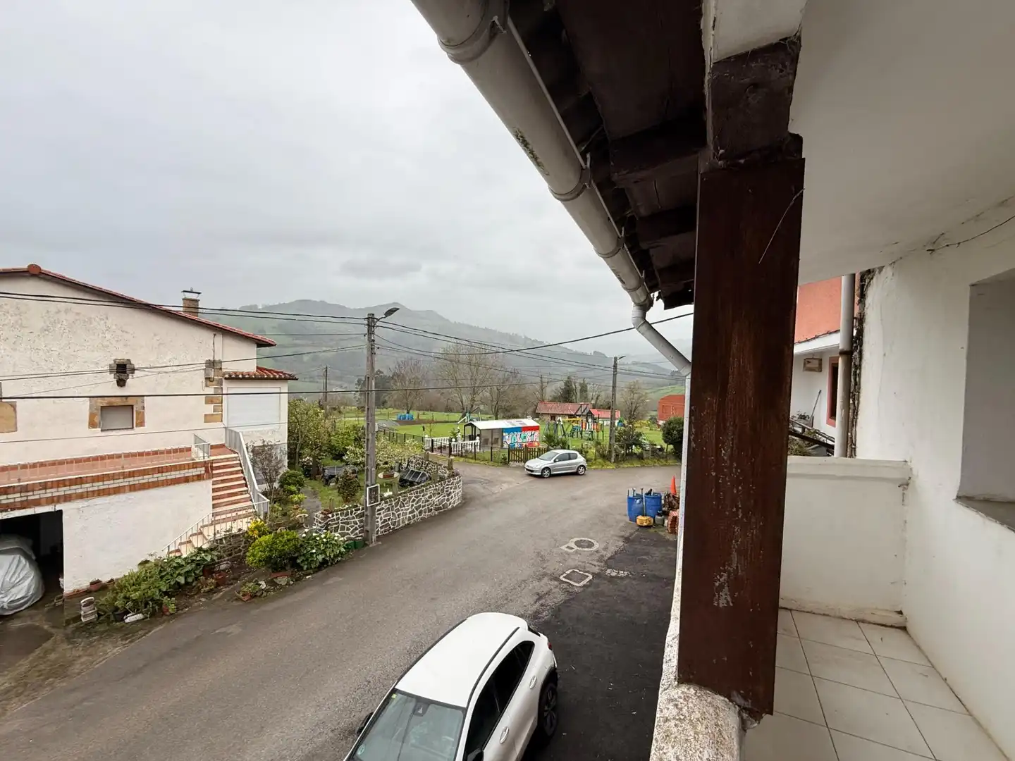 Außenansicht von Einfamilien-Reihenhaus zum Verkauf in Rasines mit Privatgarten, Terrasse und Abstellraum