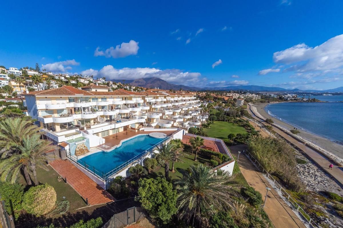 Vista exterior de Àtic en venda en Estepona amb Aire condicionat, Terrassa i Traster
