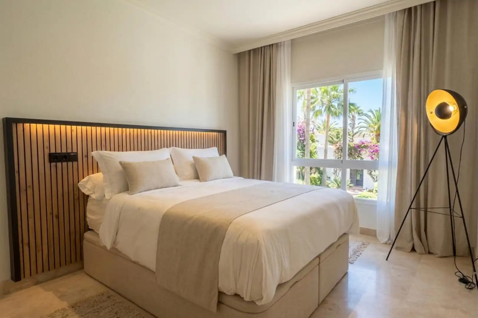 Habitación de Apartamento de alquiler en Marbella con Aire acondicionado, Jardín privado y Trastero