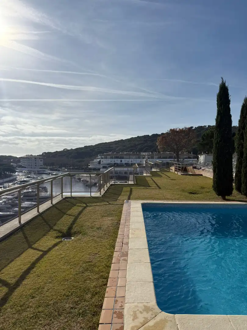 Piscina de Piso en venta en Castell d'Aro, Platja d'Aro i s'Agaró con Terraza, Trastero y Alarma
