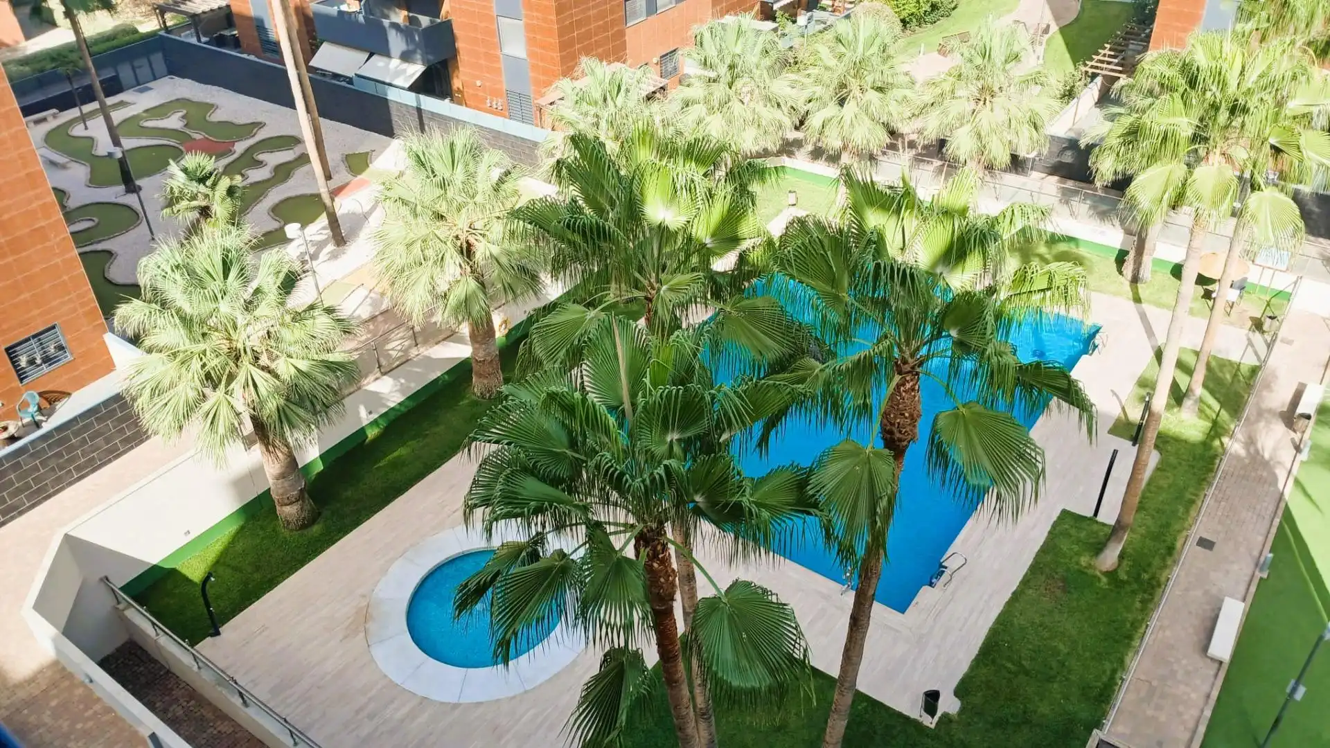 Schwimmbecken von Dachboden zur Miete in Granada mit Klimaanlage, Heizung und Terrasse
