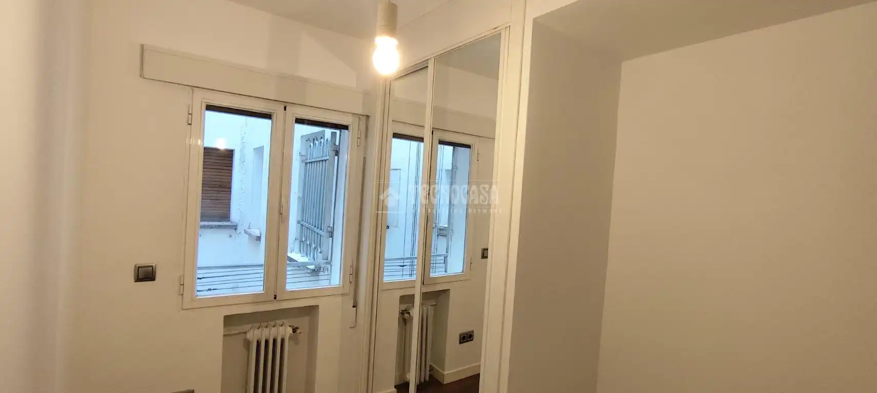 Habitación de Piso en venta en Madrid con Balcón