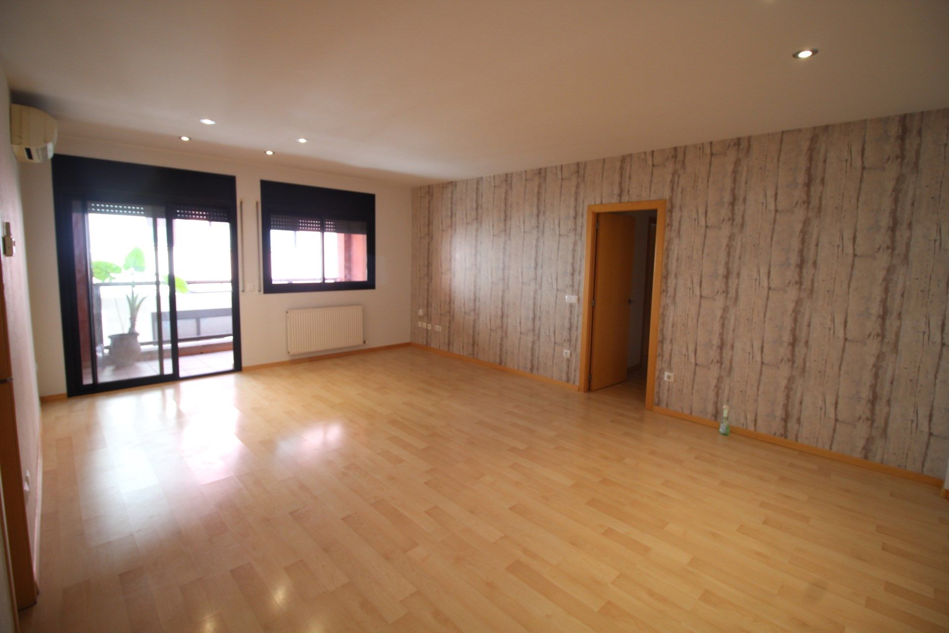 Living room of Flat for sale in Figueres  with Heating, Terrace and Storage room