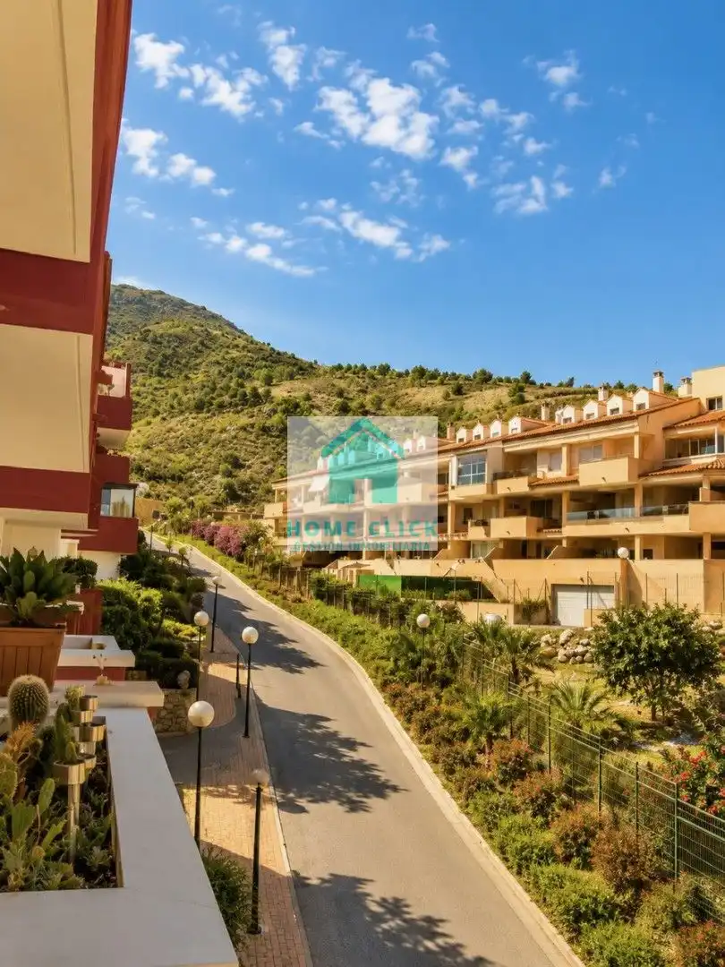 Vista exterior de Apartament de lloguer en Benalmádena amb Aire condicionat, Calefacció i Jardí privat