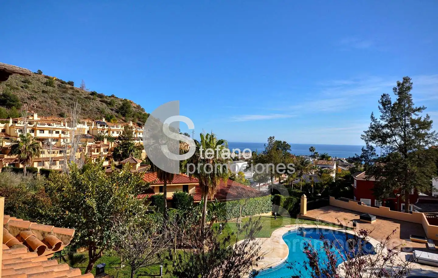 Vista exterior de Casa adosada en venda en Málaga amb Aire condicionat, Jardí privat i Terrassa