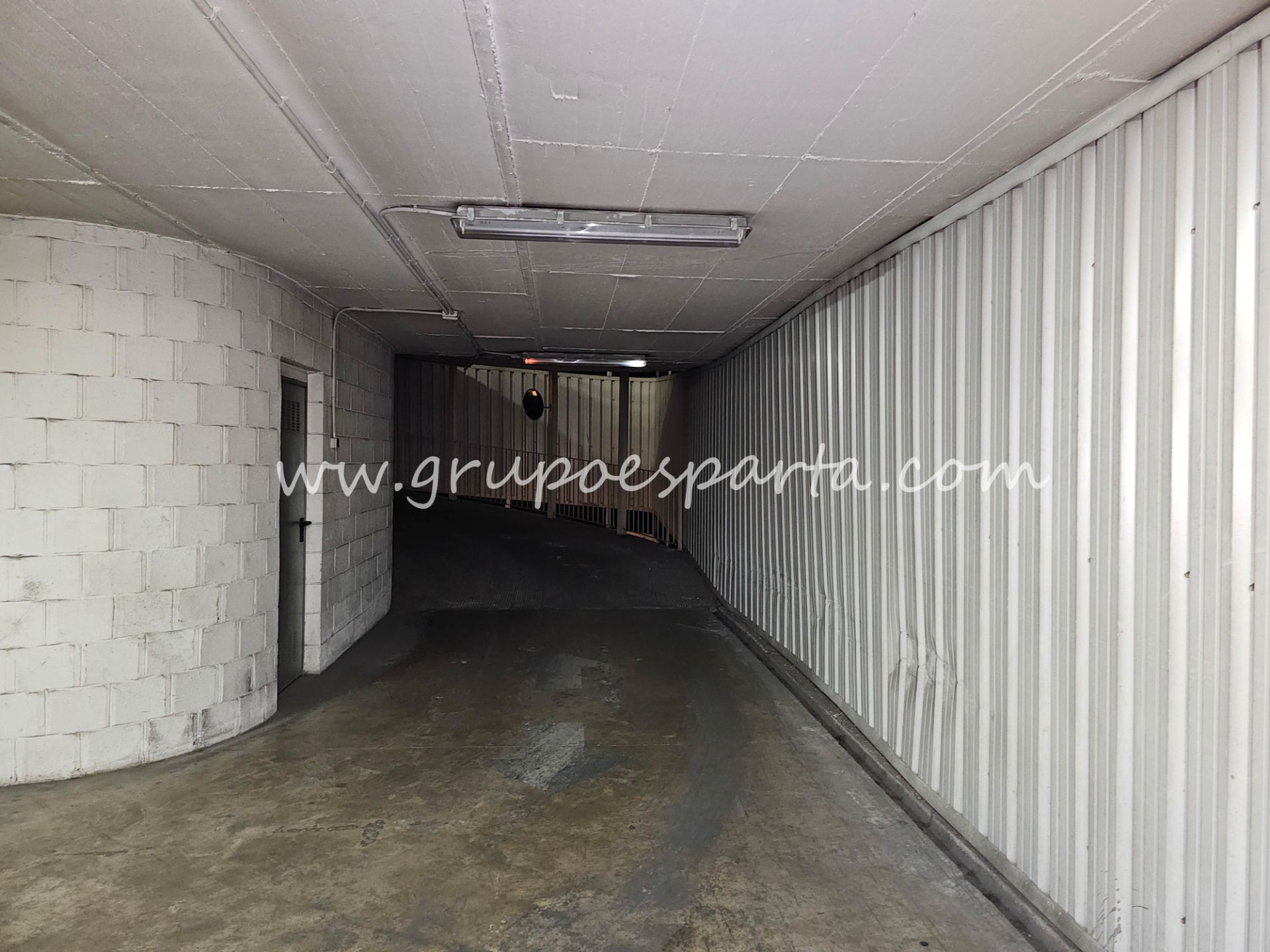 Garaje en venta en Calle Amador de los Ríos, 38, La Calzada - La Florida
