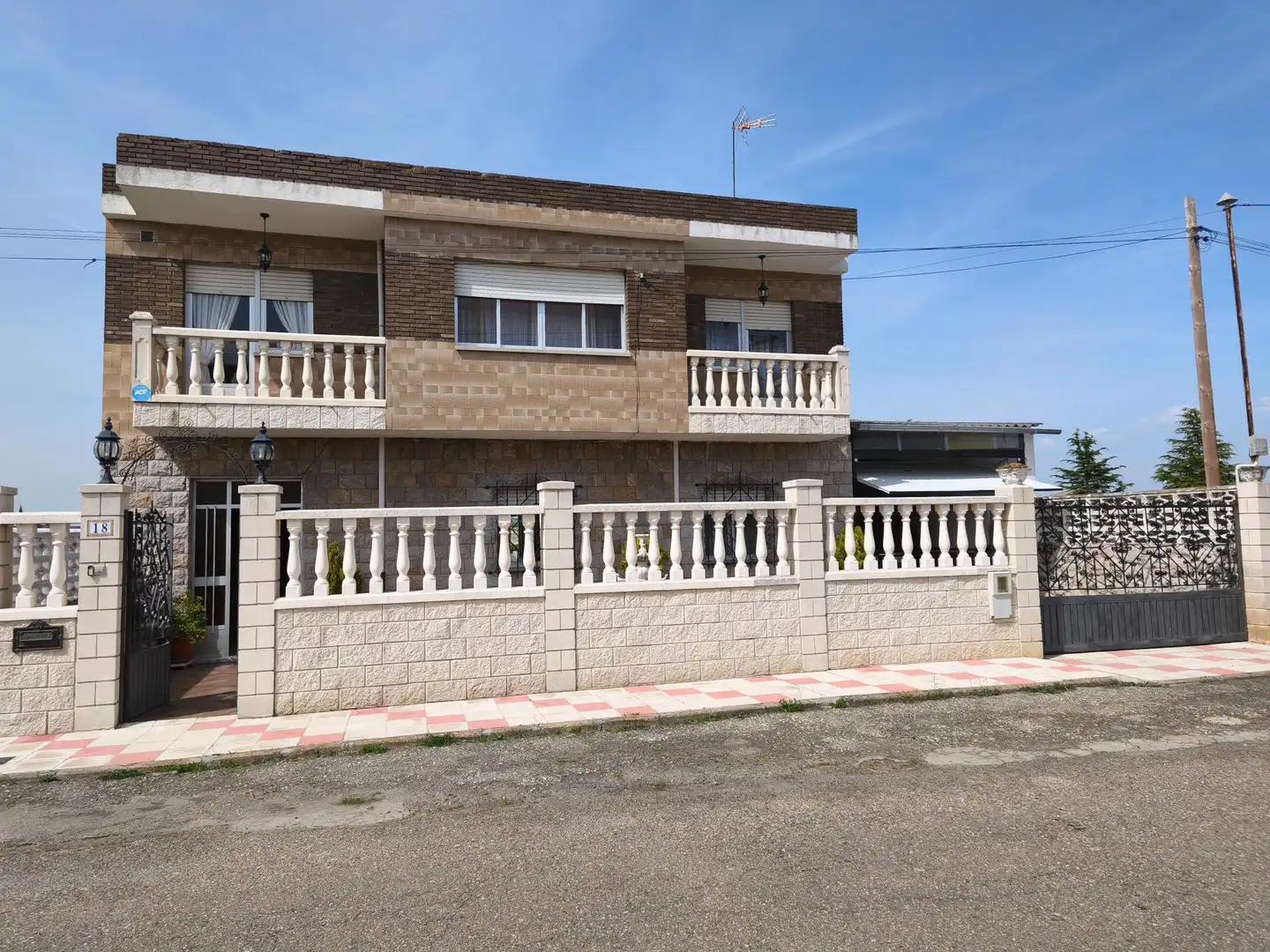 Vista exterior de Casa o xalet en venda en San Andrés del Rabanedo amb Calefacció, Terrassa i Piscina