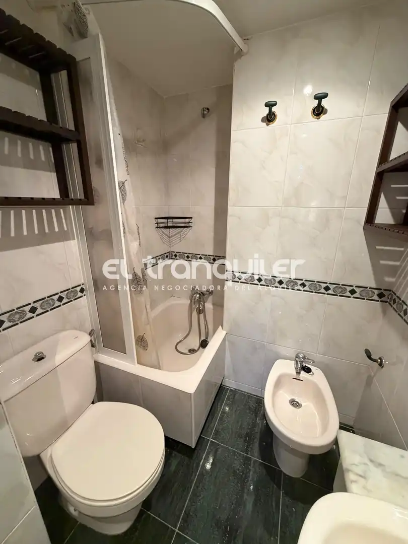 Bathroom of Flat for rent in Madrid  with Air Conditioner, Parquet flooring and Terrace