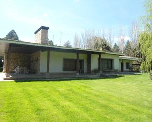 Vista exterior de Casa o xalet en venda en Guadalajara Capital amb Piscina