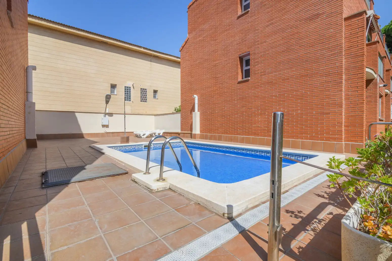 Piscina de Casa o xalet en venda en Castelldefels amb Aire condicionat, Calefacció i Terrassa