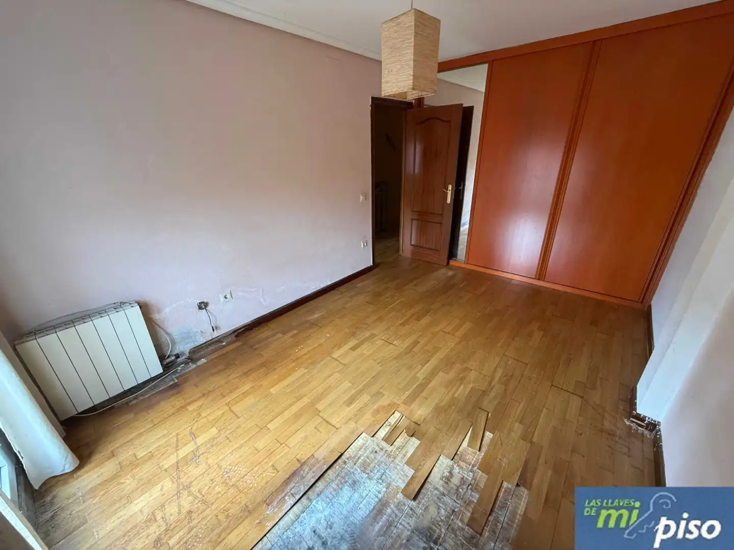 Dormitori de Casa adosada en venda en Cigales amb Calefacció, Jardí privat i Parquet
