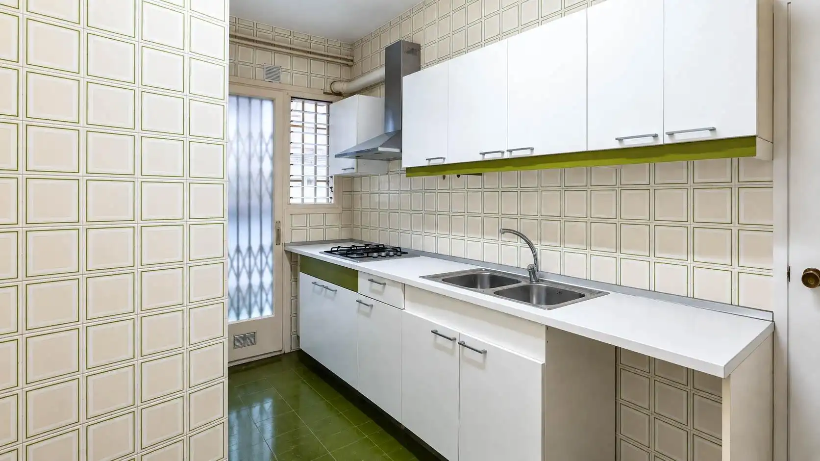 Kitchen of Flat for sale in Barcelona  with Heating, Parquet flooring and Storage room