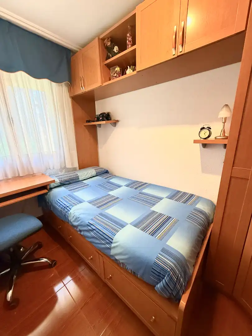 Dormitori de Pis en venda en Barakaldo  amb Moblat, Forn i Balcó