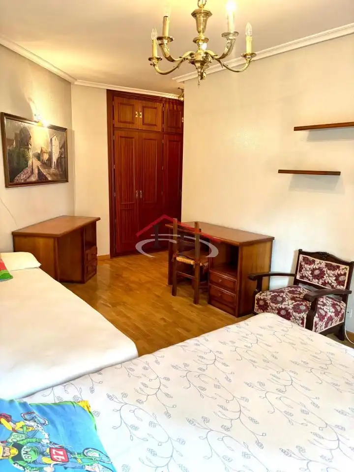 Habitación de Piso en venta en León Capital  con Calefacción, Parquet y Terraza