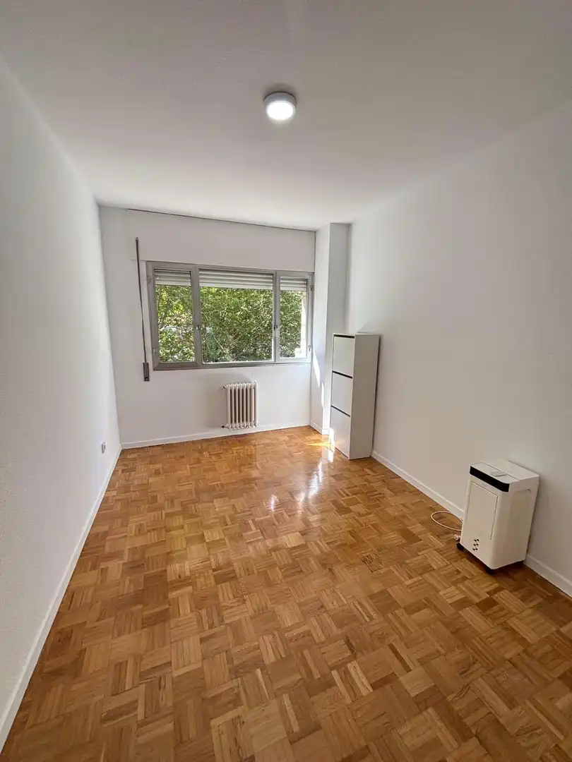 Bedroom of Flat for rent in Madrid  with Air Conditioner, Heating and Private garden